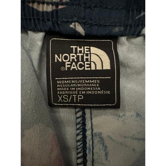 The North Face Classic V Shorts in Blue Wing Teal Leaf Print XS - Picture 4 of 6